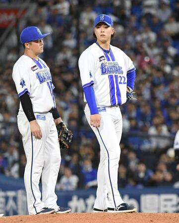 　１０回表に登板するも、２球を投じただけで降板する入江（右）＝撮影・佐藤厚