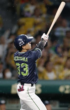 　２回ヤクルト２死満塁、内山が左越えに満塁本塁打を放つ＝甲子園