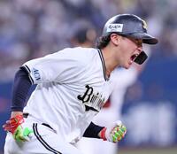 　６回、先制となる満塁本塁打を放ち雄たけびを上げてダイヤモンドを回る紅林（撮影・立川洋一郎）