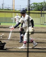 　シートノックを手伝う東洋大姫路・阪下漣投手（姫路ウインク球場）