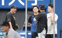 　談笑する（左から）阿部監督、石田裕、亀井コーチ、牧（撮影・佐藤厚）