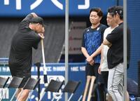 　バッティング談義をする（左から）阿部監督、石田裕、牧、亀井コーチ（撮影・佐藤厚）