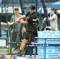 　フリー打撃を行う阿部監督（撮影・佐藤厚）