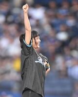 　始球式を前に拳を突き上げる櫻坂４６の山﨑天（撮影・開出牧）