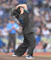 　始球式でボールを投げ終え頭を抱える櫻坂４６の山﨑天（撮影・開出牧）