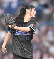 　始球式を務め笑顔の櫻坂４６・山﨑天（撮影・開出牧）