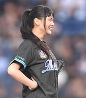 　始球式を務め笑顔の櫻坂４６・山﨑天（撮影・開出牧）