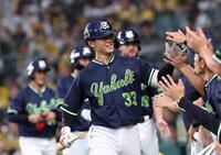 　２回、満塁本塁打を放ち、ナインとタッチを交わす内山壮真（中央）＝撮影・北村雅宏