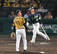 　２回、内山に満塁弾を打たれる村上（撮影・飯室逸平）