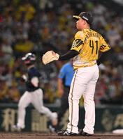 　２回、内山（左）に満塁本塁打を浴びた村上（撮影・西田忠信）