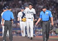 　９回、安田の頭部に死球を当て危険球退場となった羽田（中央手前）＝撮影・開出牧