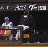 　５回、厳しい表情で戦況を見つめる新庄監督（右）＝撮影・中島達哉