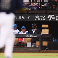 　６回、伊藤が宗（左）に３ランを浴び、厳しい表情の新庄監督（右）＝撮影・中島達哉