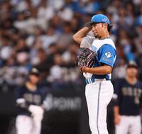 　３回、西野（左）に適時打を許した伊藤（撮影・中島達哉）