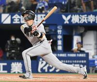 　１１回、坂本は左越えに勝ち越しの２号ソロを放つ（撮影・佐藤厚）