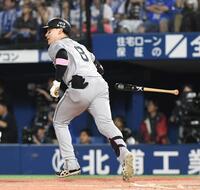 　８回、丸は左中間に同点適時二塁打を放つ（撮影・佐藤厚）