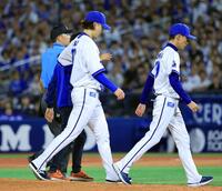 　１０回表途中でベンチに戻る入江（左）。そのまま降板した