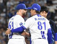 　８回、好投のケイ（左）に交代を告げる三浦監督（撮影・佐藤厚）