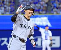 　１１回、勝ち越しソロを放ち、喜ぶ坂本