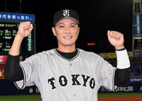 　決勝ホームランを放ち満面の笑みを浮かべる坂本（撮影・佐藤厚）