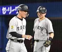 　１１回、坂本（左）は左越えに勝ち越しの２号ソロを放ち、雄叫びを上げる（撮影・佐藤厚）