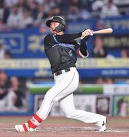 　１２回、空振り三振に倒れ悔しがる西川（撮影・開出牧）