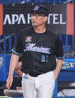 　９回、投手交代を告げる吉井監督（撮影・開出牧）