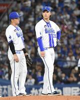 　１０回表に登板するも、２球を投じただけで降板する入江（右）＝撮影・佐藤厚