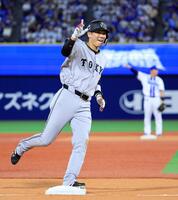 　１１回、勝ち越しソロを放ち、喜ぶ坂本