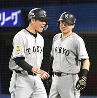 　１１回、坂本は左越えに勝ち越しの２号ソロを放つ（撮影・佐藤厚）
