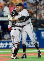 　２７セーブ目を挙げ、捕手の甲斐と抱き合うマルティネス