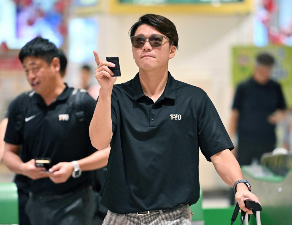 　中日戦を終え、移動する坂本