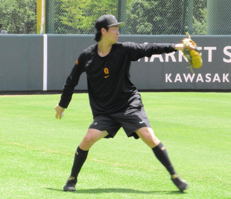 　調整を行う山崎