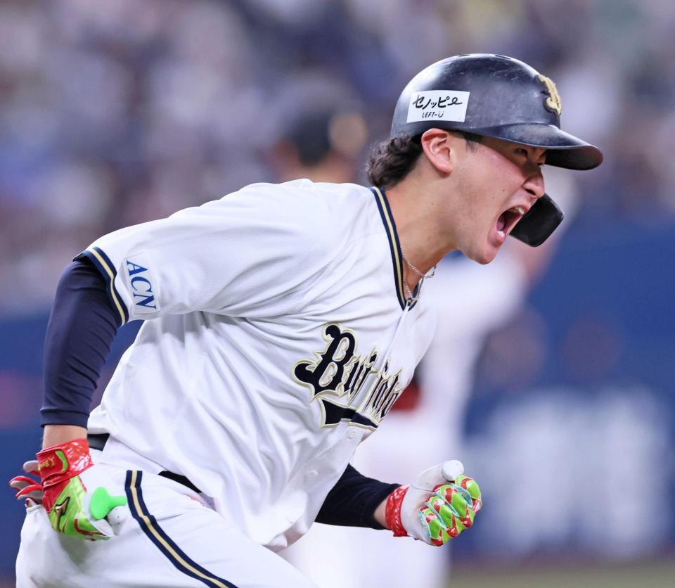 　６回、先制となる満塁本塁打を放ち雄たけびを上げてダイヤモンドを回る紅林（撮影・立川洋一郎）