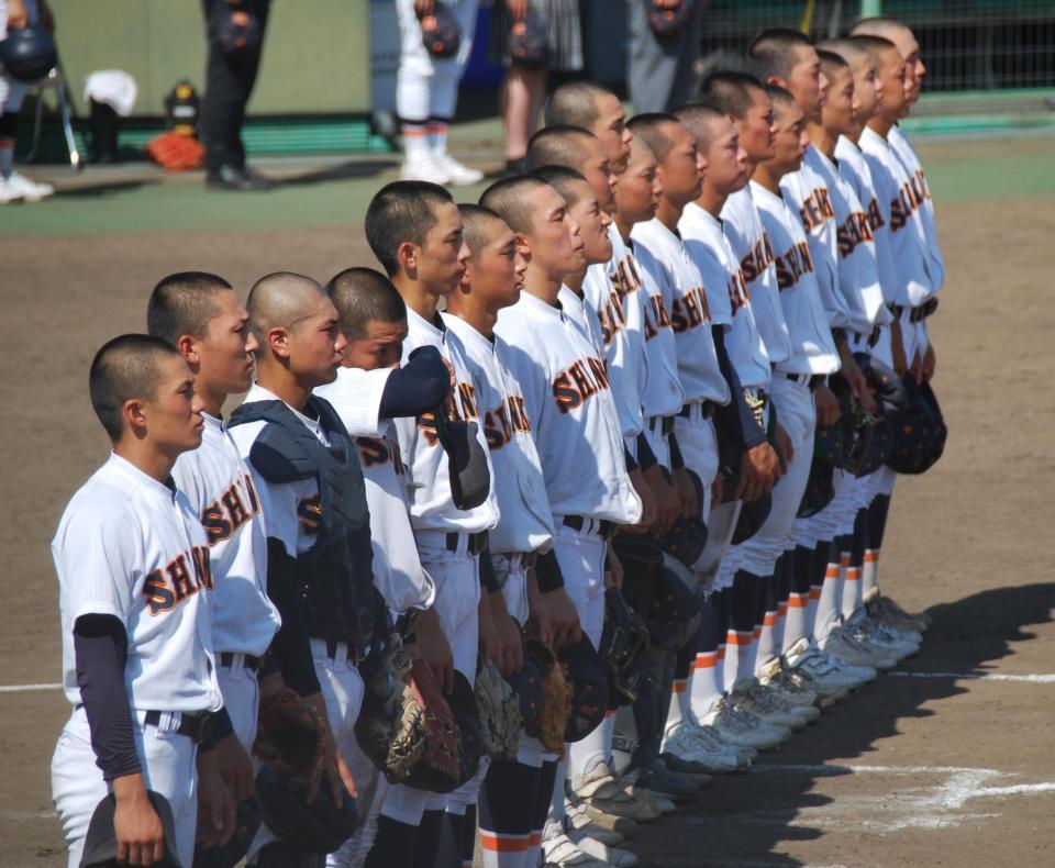 　校歌を歌う神港学園ナイン