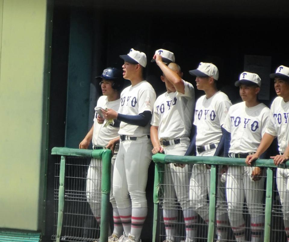 　声援を送る東洋大姫路・た阪下漣投手（左から２番目・姫路ウインク球場）