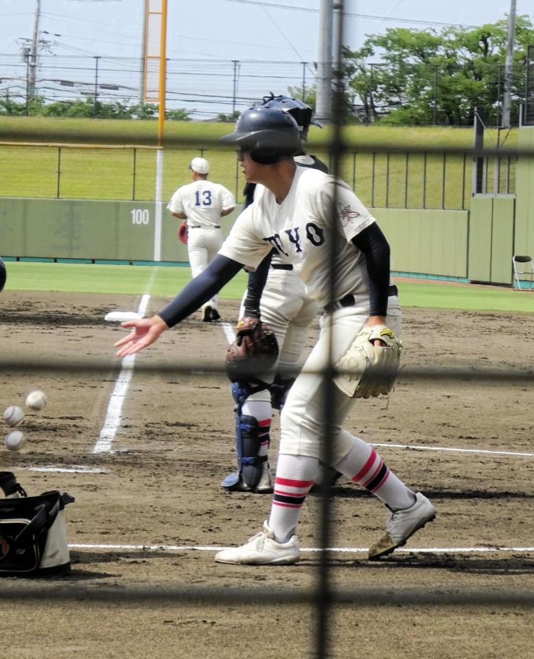 　シートノックを手伝う東洋大姫路・阪下漣投手（姫路ウインク球場）