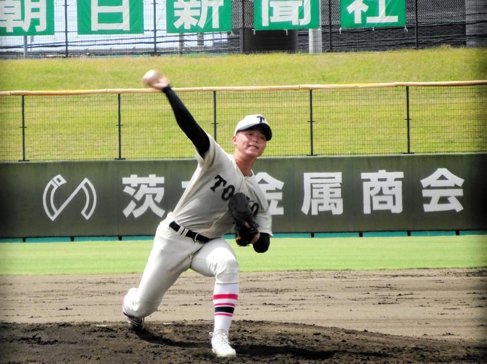 　力投する東洋大姫路のエース・木下鷹太投手（姫路ウインク球場）