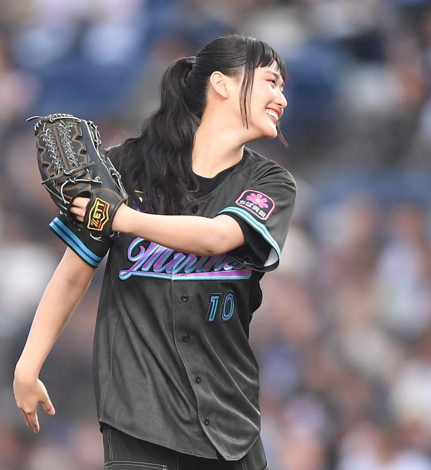 　始球式を務め笑顔の櫻坂４６・山﨑天（撮影・開出牧）