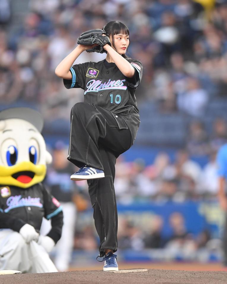 　始球式を務める櫻坂４６の山﨑天（撮影・開出牧）