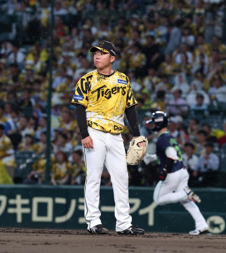 　２回、内山に満塁本塁打を浴びた村上（撮影・北村雅宏）