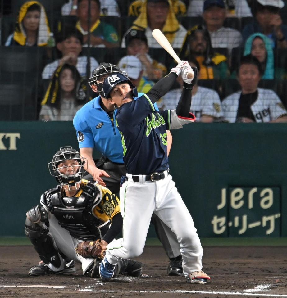 　２回、満塁弾を放つ内山（撮影・飯室逸平）