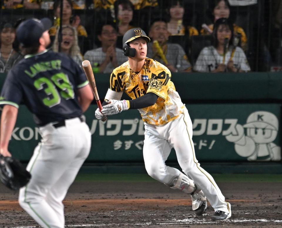 　４回、左前適時打を放つ小幡（撮影・飯室逸平）