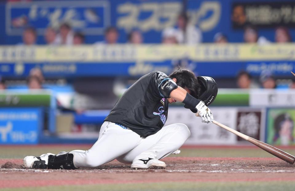 　９回、頭部に死球を受けた安田（撮影・開出牧）