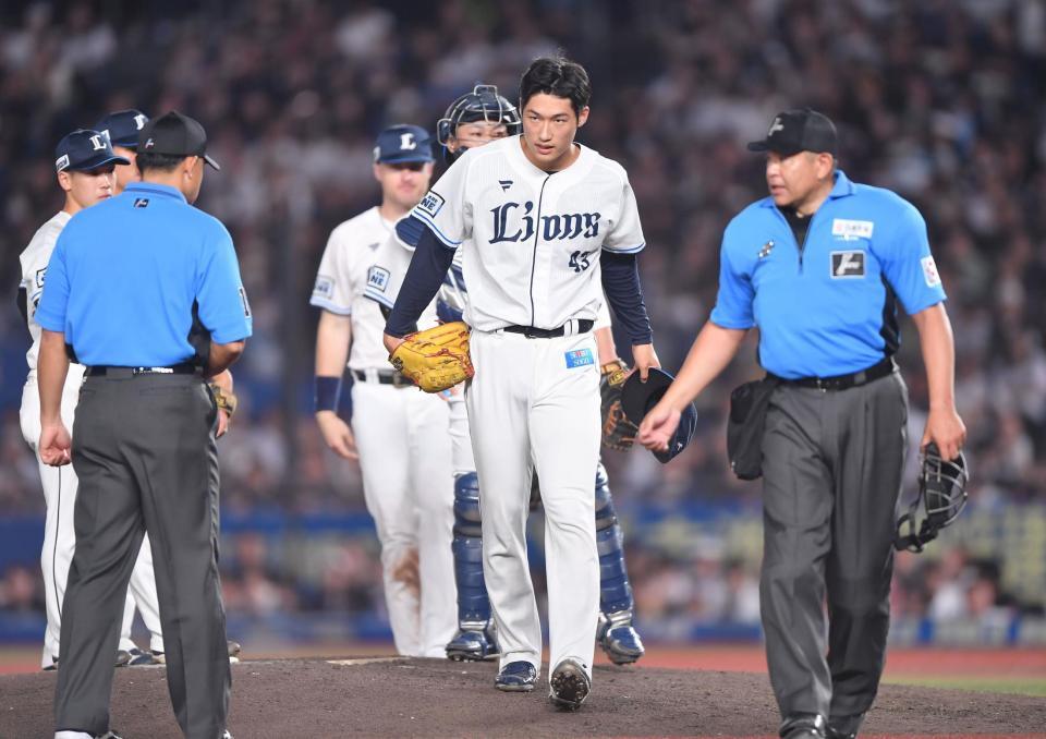 　９回、安田の頭部に死球を当て危険球退場となった羽田（中央手前）＝撮影・開出牧