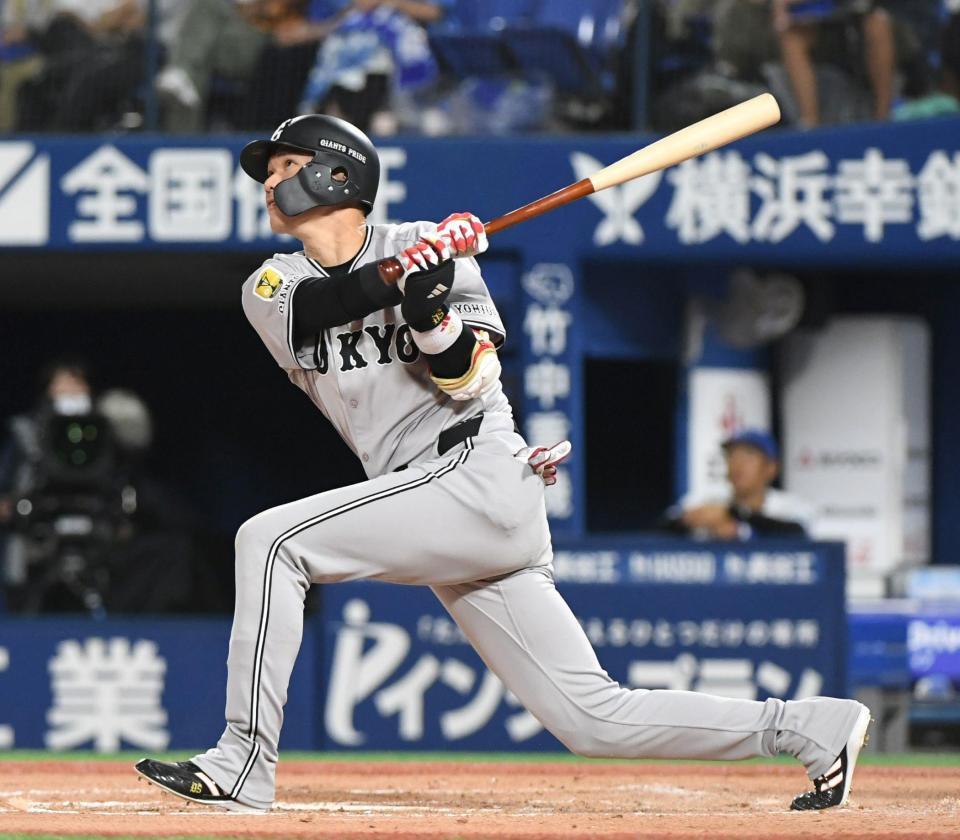 　１１回、坂本は左越えに勝ち越しの２号ソロを放つ（撮影・佐藤厚）