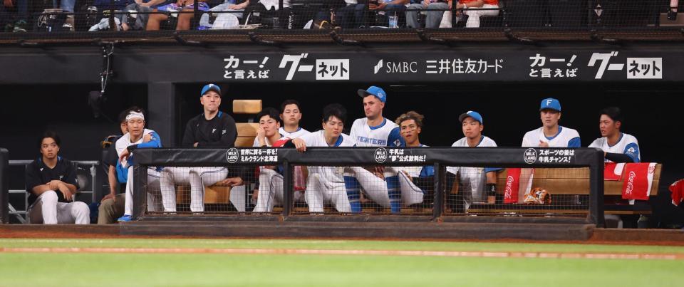 　９回、戦況を見つめる日本ハムナイン（撮影・中島達哉）