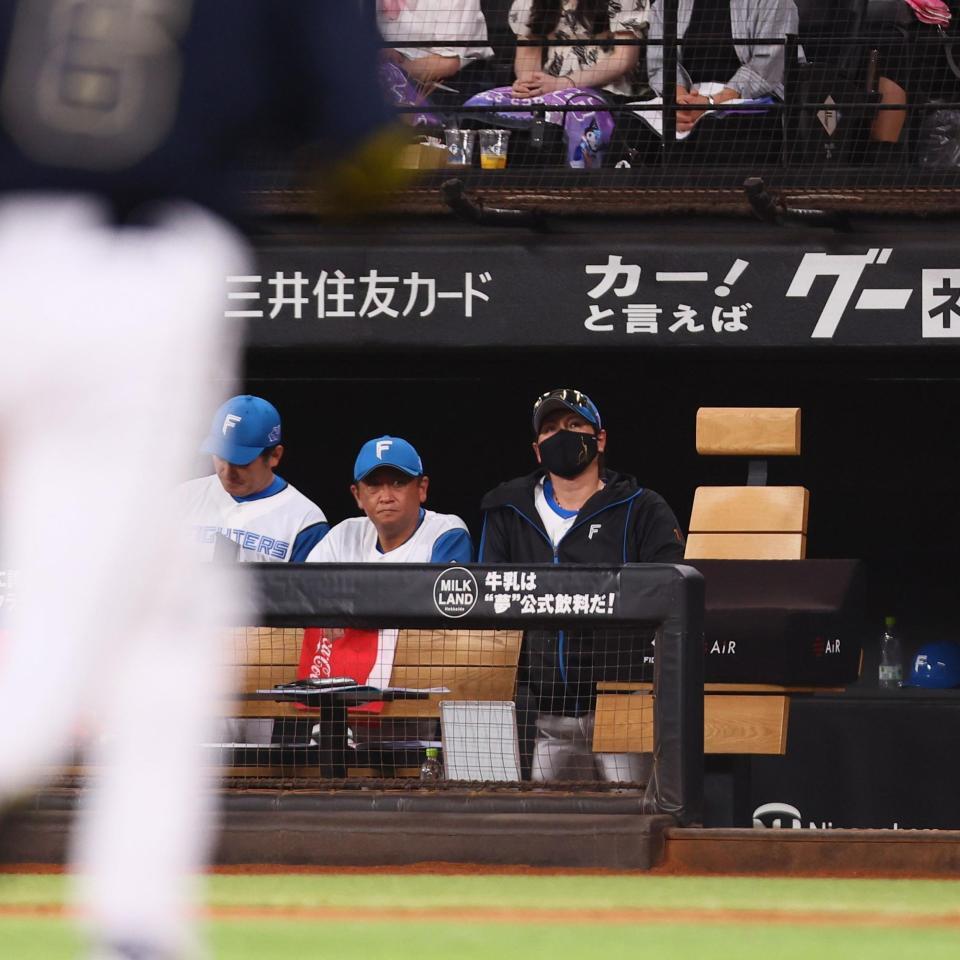 　６回、伊藤が宗（左）に３ランを浴び、厳しい表情の新庄監督（右）＝撮影・中島達哉