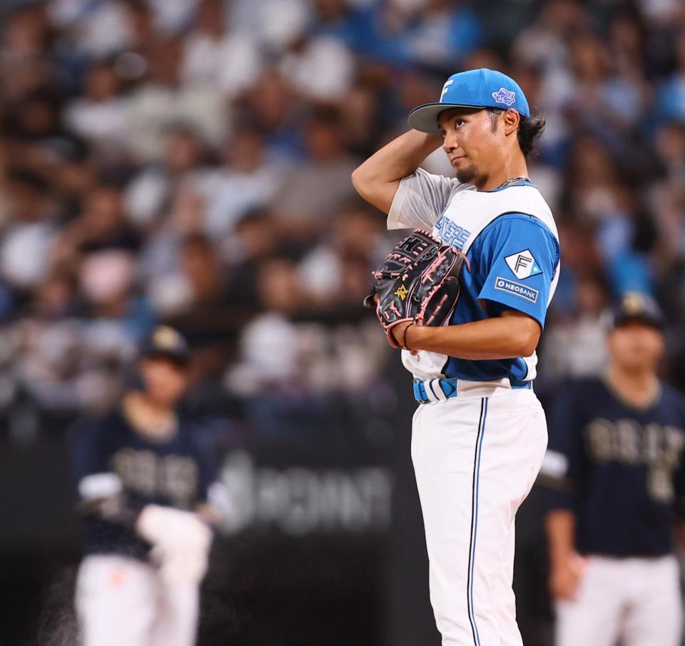 　３回、西野（左）に適時打を許した伊藤（撮影・中島達哉）