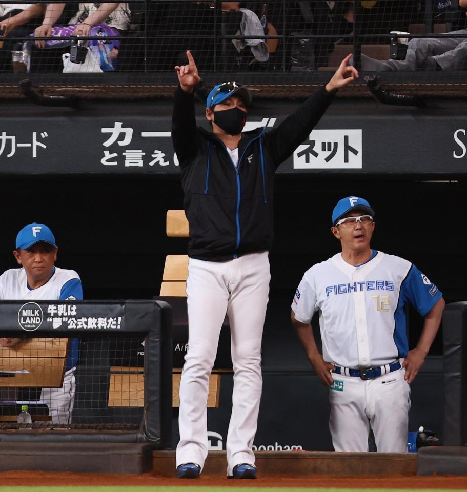 　１回、太田の本塁セーフの判定にリクエストする新庄監督（中央）＝撮影・中島達哉